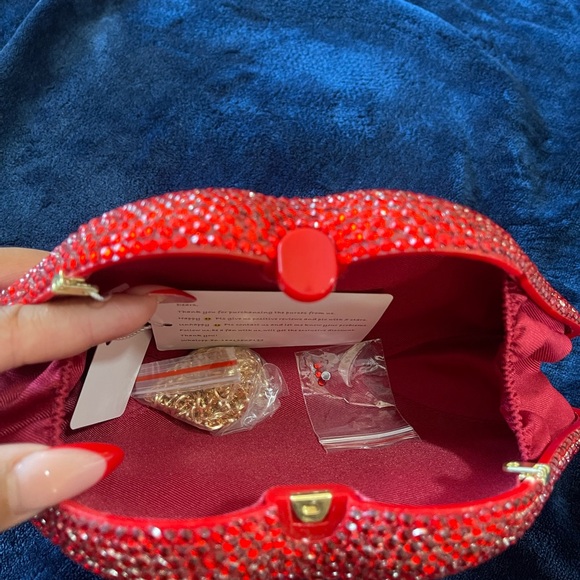 Heart Shaped Clutch - Picture 4 of 4